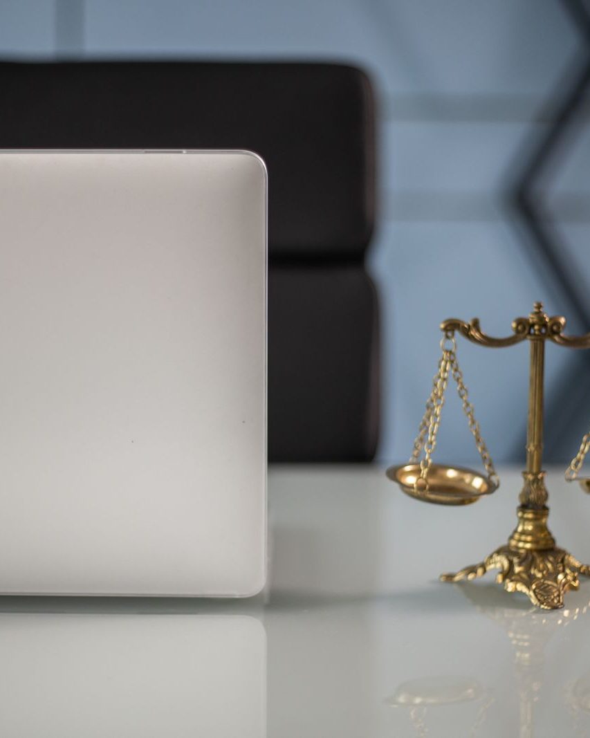 Balance de la justice en laiton sur le bureau du cabinet